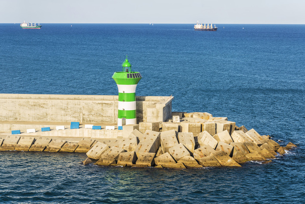 Latarnia morska na falochronie, Barcelona - Zdjęcie, obraz