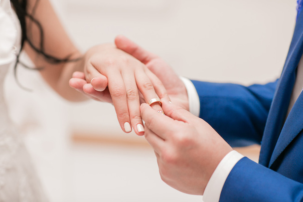 a vőlegény és a menyasszony tartani egymás kezét - Fotó, kép