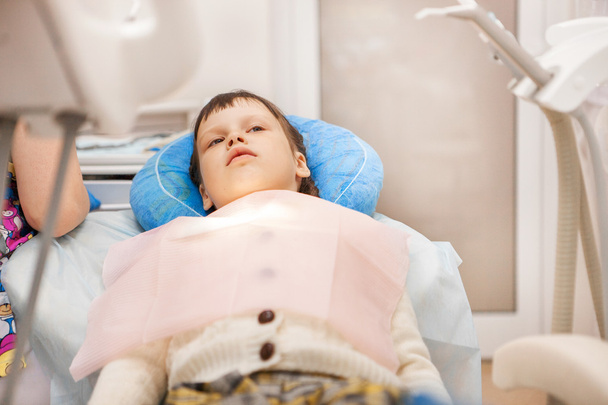 Girl at the dentist. - Foto, afbeelding