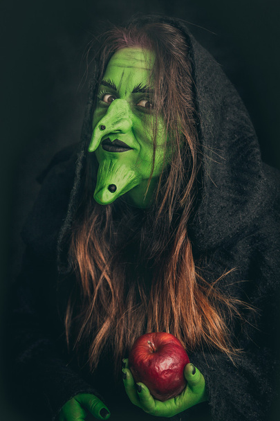Κακό μάγισσα κρατώντας ένα σάπιο μήλο - Φωτογραφία, εικόνα