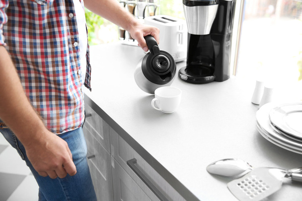 Man making coffee in kitchen - Foto, Bild