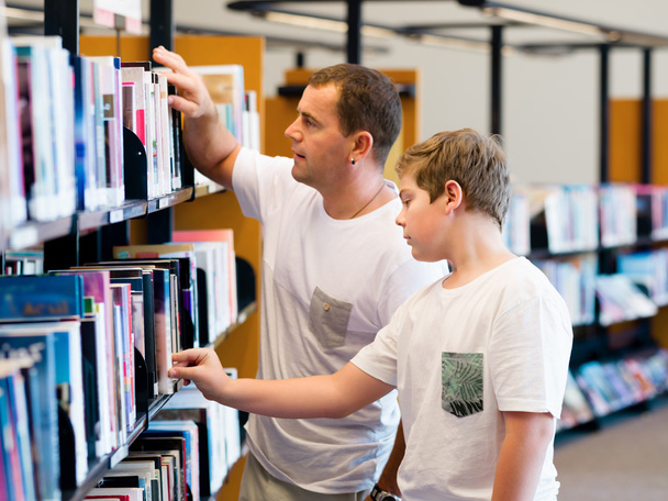 Junge und sein Vater in der Bibliothek - Foto, Bild