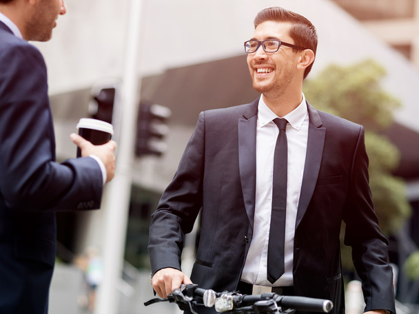 giovani uomini d'affari con una bicicletta - Foto, immagini