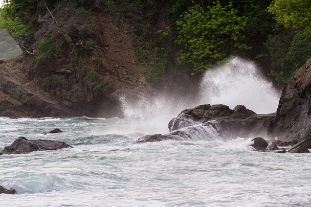 Hullámok zuhannak a sziklákra - Fotó, kép