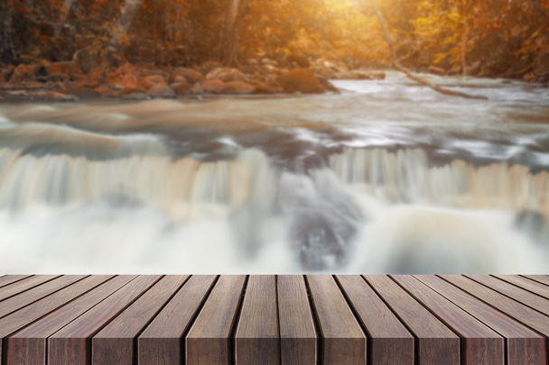 Belle cascade avec planches en bois peut être utilisé pour l'affichage o
 - Photo, image