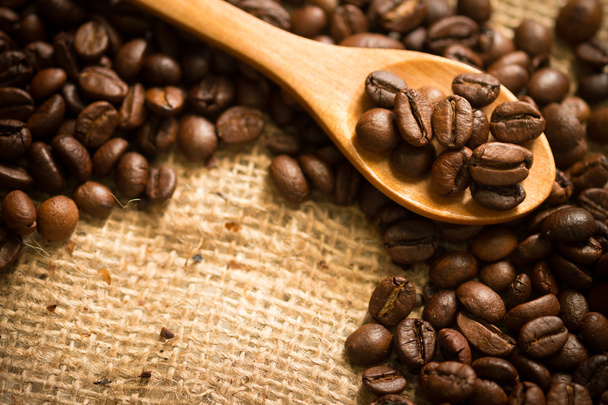 кавові зерна на мішечку і ложці
 - Фото, зображення
