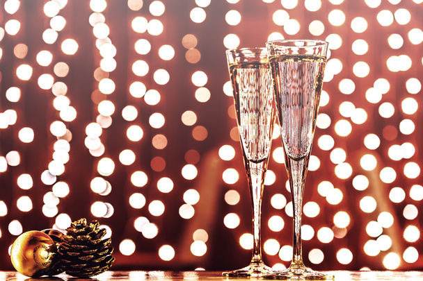 Deux verres de champagne avec des jouets de Noël. Festive lumières bok
 - Photo, image