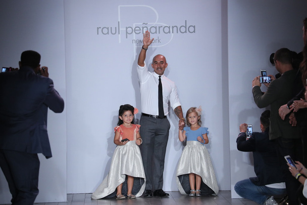 Raul Penaranda and kid models - Φωτογραφία, εικόνα