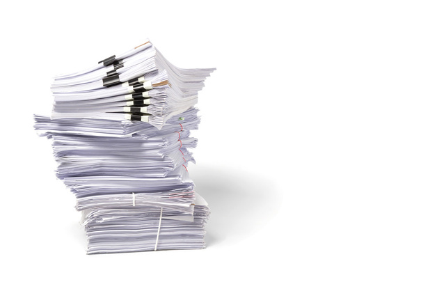 Une pile de papiers d'affaires isolés sur fond blanc. Espace de copie
 - Photo, image