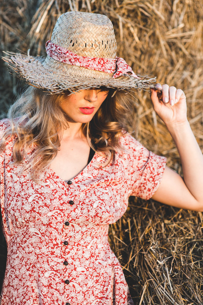 Beautiful woman on a haystack - Foto, Bild