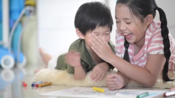 Lindo asiático niños dibujo con crayón
 - Imágenes, Vídeo