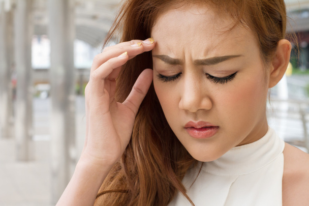 mulher doente sofre de dor de cabeça, enxaqueca, ressaca, estresse
 - Foto, Imagem