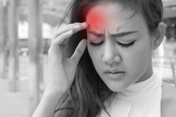 больная женщина страдает от головной боли, мигрени, похмелья, стресса
 - Фото, изображение
