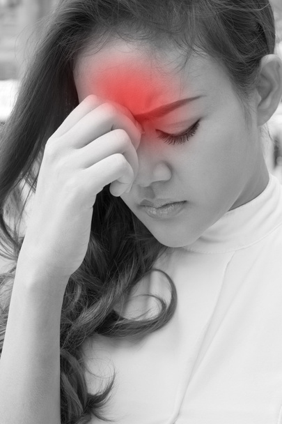 άρρωστη γυναίκα πάσχει από κεφαλαλγία, ημικρανία, πονοκέφαλο, στρες - Φωτογραφία, εικόνα