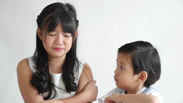 Asijské děti plakat na bílém pozadí, pomalý pohyb - Záběry, video
