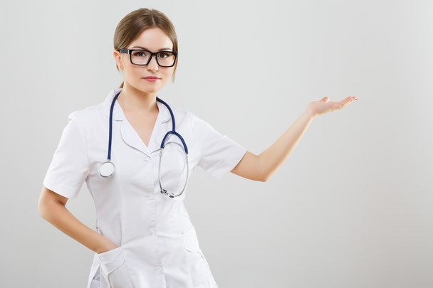 schöne Krankenschwester im weißen medizinischen Gewand - Foto, Bild