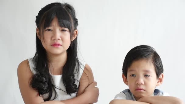 Azjatycka dzieci płacz na białym tle, w zwolnionym tempie - Materiał filmowy, wideo