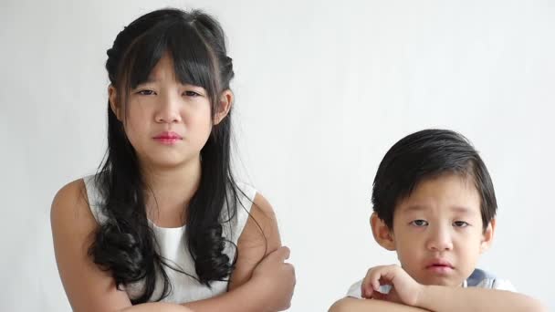 Aziatische kinderen huilen op witte achtergrond, slow-motion - Video