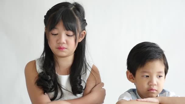 Aziatische kinderen huilen op witte achtergrond, slow-motion - Video