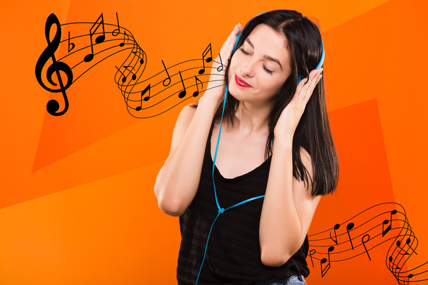 дівчина з навушниками і з музичними нотами
 - Фото, зображення