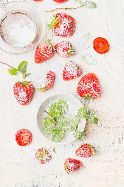 bowl with mint and strawberries - Foto, afbeelding