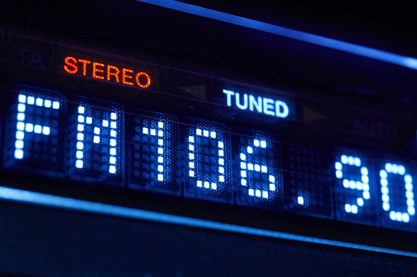 Fm ラジオ チューナーが表示されます。調整されたステレオのデジタル周波数駅. - 写真・画像