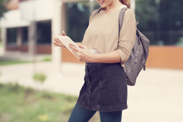 Κορίτσι φοιτητής με tablet στην πανεπιστημιούπολη - Φωτογραφία, εικόνα