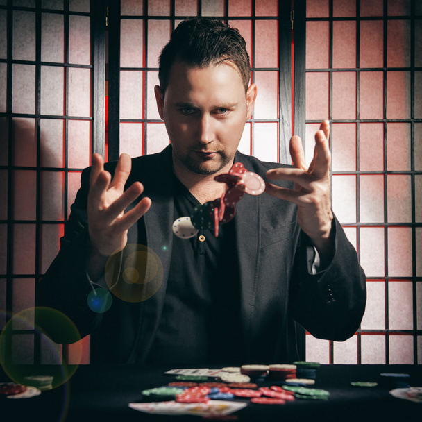 arroganter Pokerspieler mit hohem Einsatz - Foto, Bild