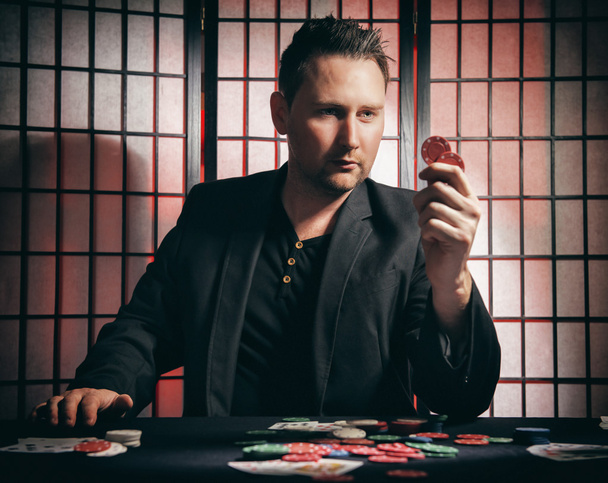 Arrogantes altas apuestas jugador de póquer
 - Foto, imagen