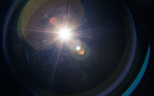 Natuurlijke lens flare op een donkere achtergrond - Foto, afbeelding