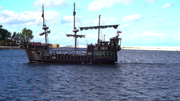 piratenschip zeilen in zee - Video