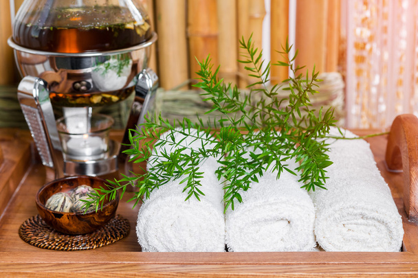Ainda vida fresca, chá de ervas quente em uma bandeja com toalhas e ervas no spa
. - Foto, Imagem