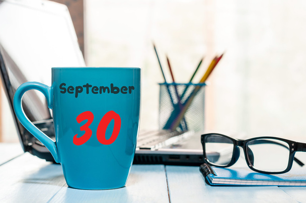 30 сентября. День 30 месяца, календарь на чашке какао на рабочем месте переводчика или переводчика. Осеннее время. Пустое место для текста
 - Фото, изображение