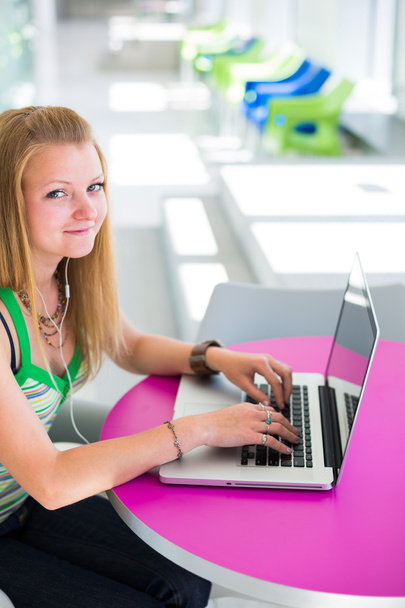 Kaunis nainen college opiskelija työskentelee hänen kannettava tietokone
 - Valokuva, kuva