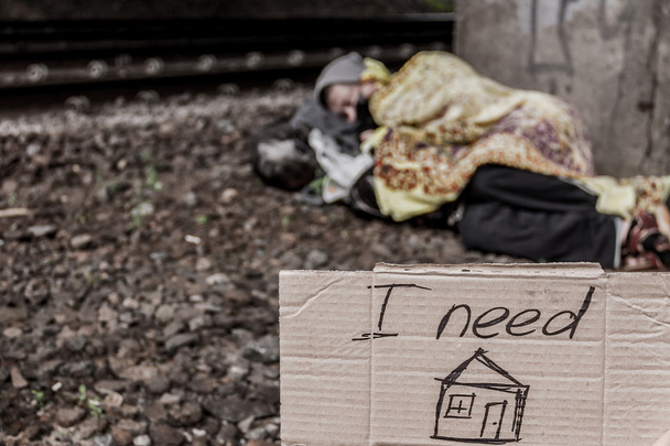 Крупним планом зйомки знака " Мені потрібен дім
" - Фото, зображення