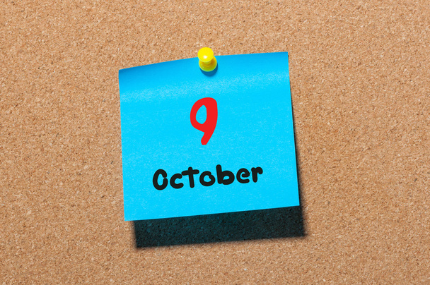9 października. Dzień 9 miesiąca, kolorowy kalendarz naklejki na tablicy ogłoszenia. Czas jesienny. Puste miejsce na tekst - Zdjęcie, obraz