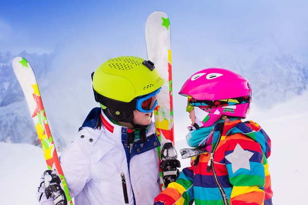 Ski pour enfants en montagne
 - Photo, image