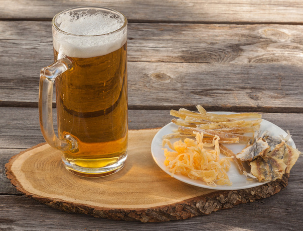 Pohár sör és a tenger gyümölcsei tál - Fotó, kép