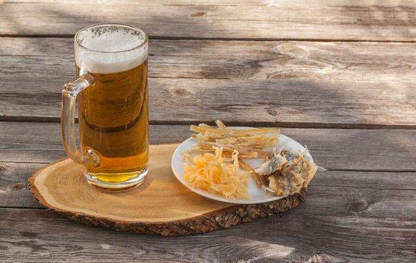 Copo de cerveja e prato de frutos do mar
 - Foto, Imagem