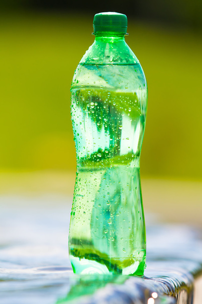 вода в зеленой бутылке
 - Фото, изображение