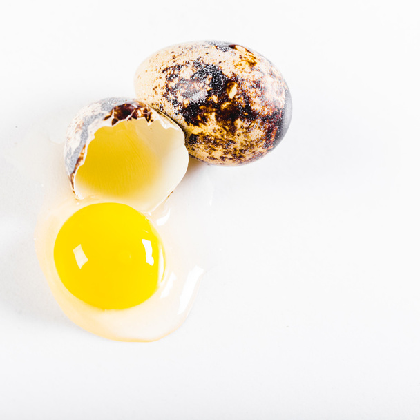 quail eggs on white background - Фото, изображение
