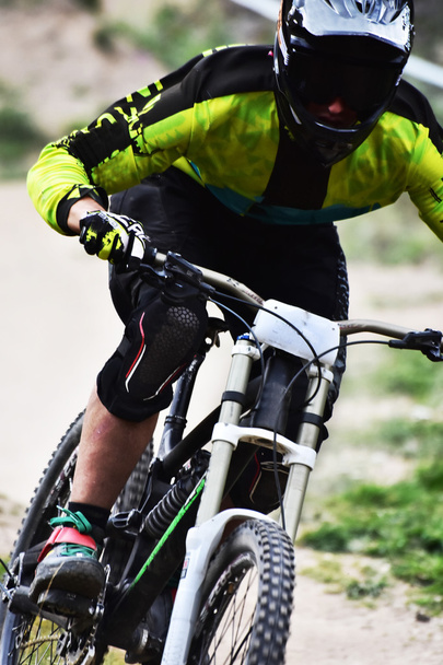 Sportovní závod Mountain biker extreme a zábavy z kopce sledovat. Úvodní špína. - Fotografie, Obrázek