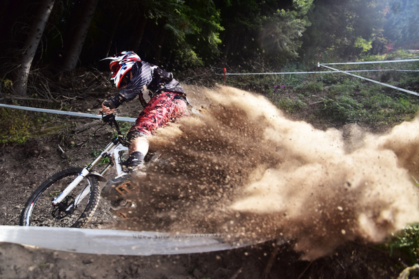 Sport verseny Mountain biker szélsőséges és szórakoztató lefelé nyomon követni. Dirt splash. - Fotó, kép