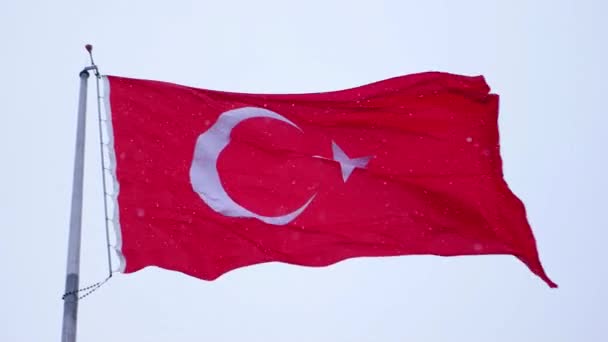 Bandeira turca acenando e neva em Izmir Turquia
 - Filmagem, Vídeo