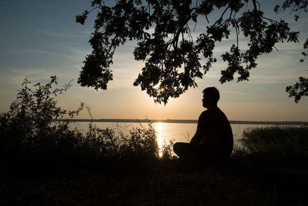 άνθρωπος ηλιοβασίλεμα στη λίμνη - Φωτογραφία, εικόνα