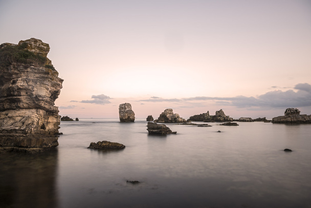 paisagem de exposição longa no mar e rochas
 - Foto, Imagem