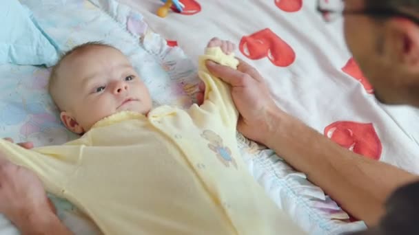 Χαρούμενος νεαρός πατέρας και νεογέννητο μωρό - Πλάνα, βίντεο