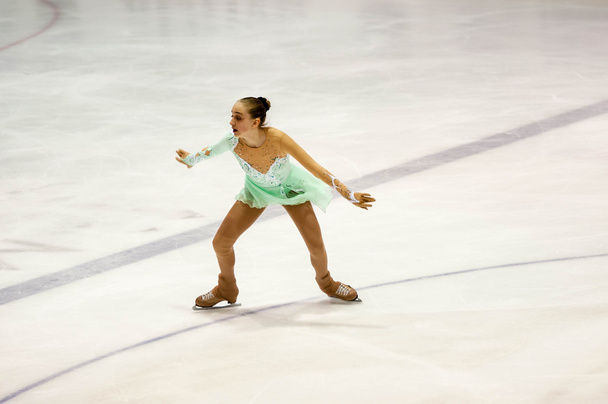 Orenburg, Rússia - 26.03.2016: Competições meninas patinadora artística
. - Foto, Imagem