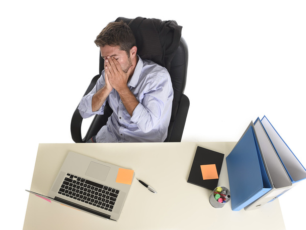 Müder und frustrierter Geschäftsmann mit besorgtem Gesichtsausdruck, der unter Stress am Büro-Laptop leidet - Foto, Bild