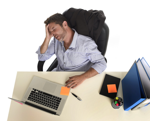 втомлений і розчарований бізнесмен, який виглядає стурбованим виразом обличчя, страждає стресом на офісному ноутбуці
 - Фото, зображення